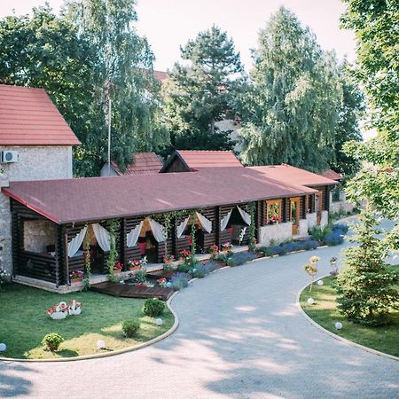 Curtea Boierului Hotel Peresecina Buitenkant foto