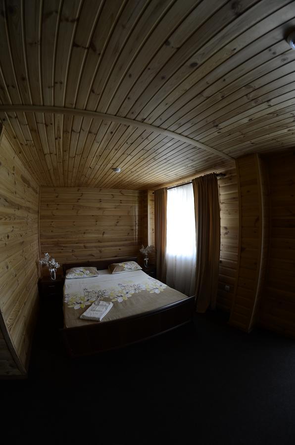 Curtea Boierului Hotel Peresecina Buitenkant foto