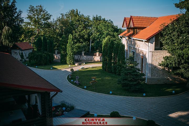 Curtea Boierului Hotel Peresecina Buitenkant foto