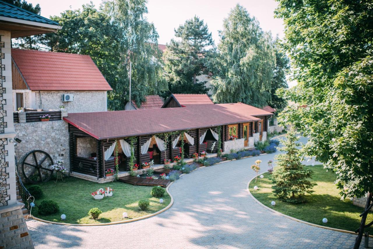 Curtea Boierului Hotel Peresecina Buitenkant foto
